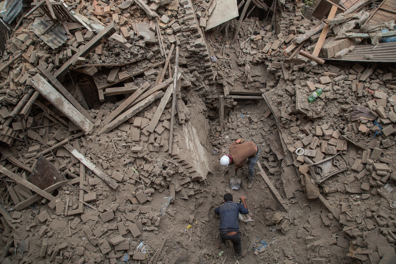 Illustration for article titled Photos from the devastating 7.8 magnitude earthquake in Nepal